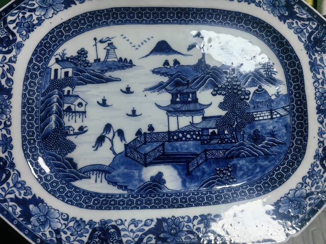 古玩陶瓷樓臺(tái)亭閣山水紋青花盤(pán)真品鑒賞圖