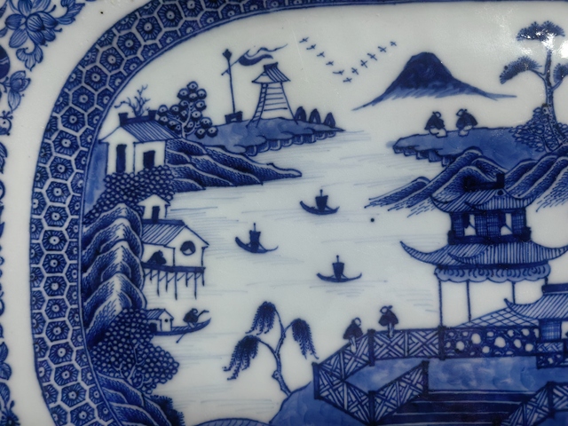 古玩陶瓷樓臺(tái)亭閣山水紋青花盤(pán)真品鑒賞圖