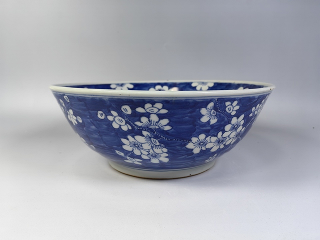 古玩陶瓷清中冰梅紋青花碗真品鑒賞圖