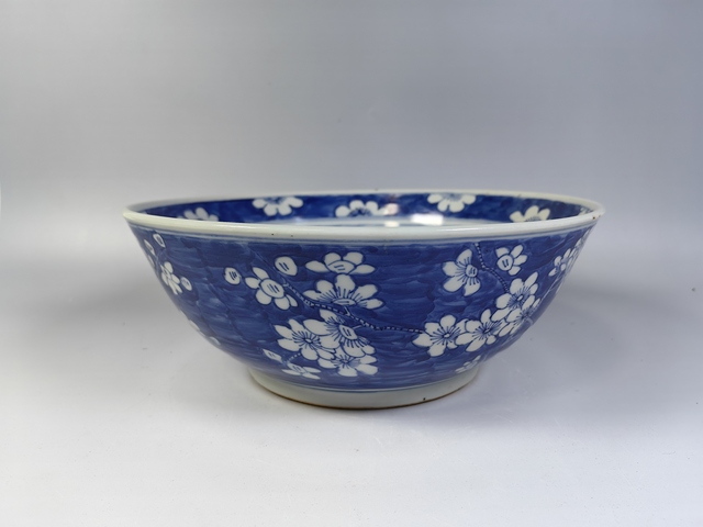 古玩陶瓷清中冰梅紋青花碗真品鑒賞圖