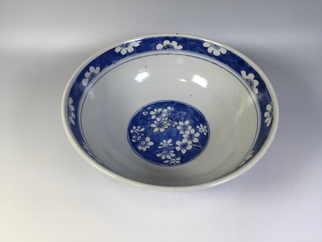 古玩陶瓷清中冰梅紋青花碗真品鑒賞圖