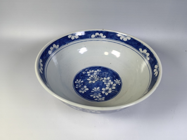 古玩陶瓷清中冰梅紋青花碗真品鑒賞圖