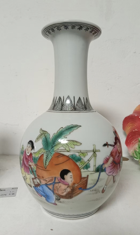 古玩陶瓷粉彩人物紋撇口瓶，不是本人真品鑒賞圖