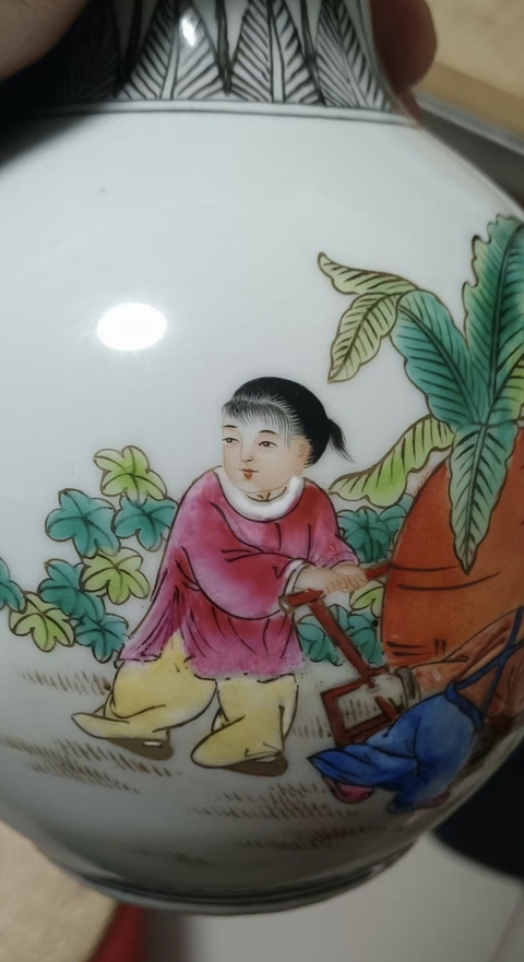古玩陶瓷粉彩人物紋撇口瓶，不是本人真品鑒賞圖