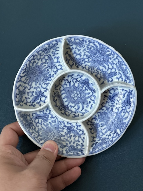 古玩陶瓷清·嘉慶纏枝蓮紋青花格盤拍賣,當前價格1680元