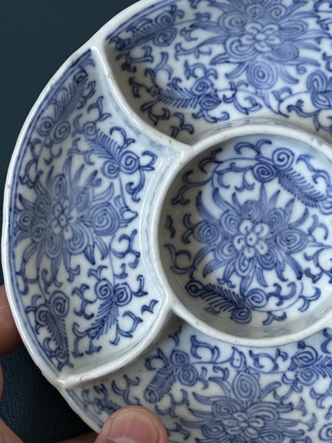 古玩陶瓷清·嘉慶纏枝蓮紋青花格盤拍賣,當前價格1680元