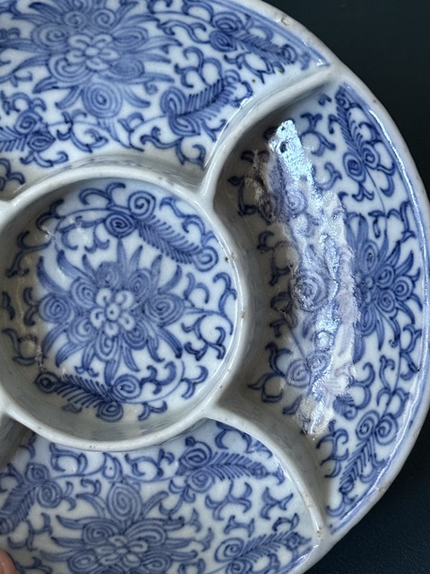 古玩陶瓷清·嘉慶纏枝蓮紋青花格盤拍賣,當前價格1680元