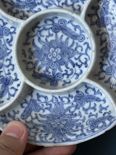 古玩陶瓷清·嘉慶纏枝蓮紋青花格盤拍賣,當前價格1680元