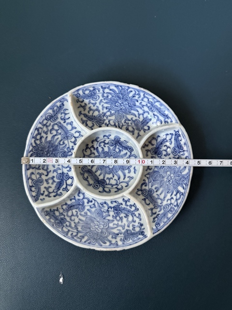 古玩陶瓷清·嘉慶纏枝蓮紋青花格盤拍賣,當前價格1680元
