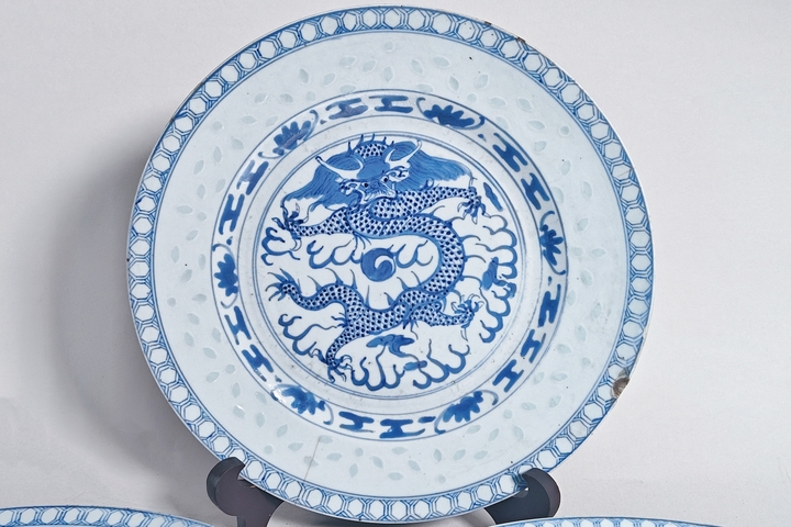 古玩陶瓷青花龍紋玲瓏瓷盤真品鑒賞圖