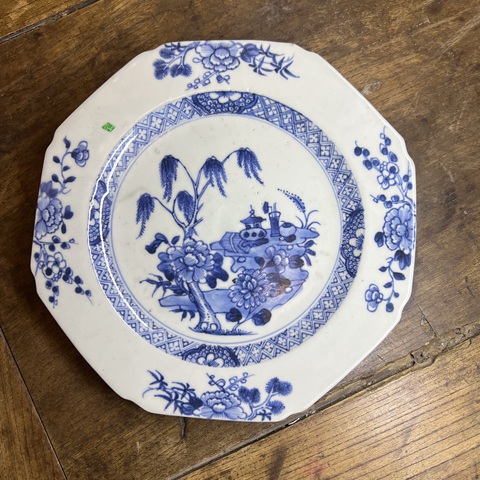 古玩陶瓷清代乾隆青花洞石花卉八方盤拍賣，當前價格2500元