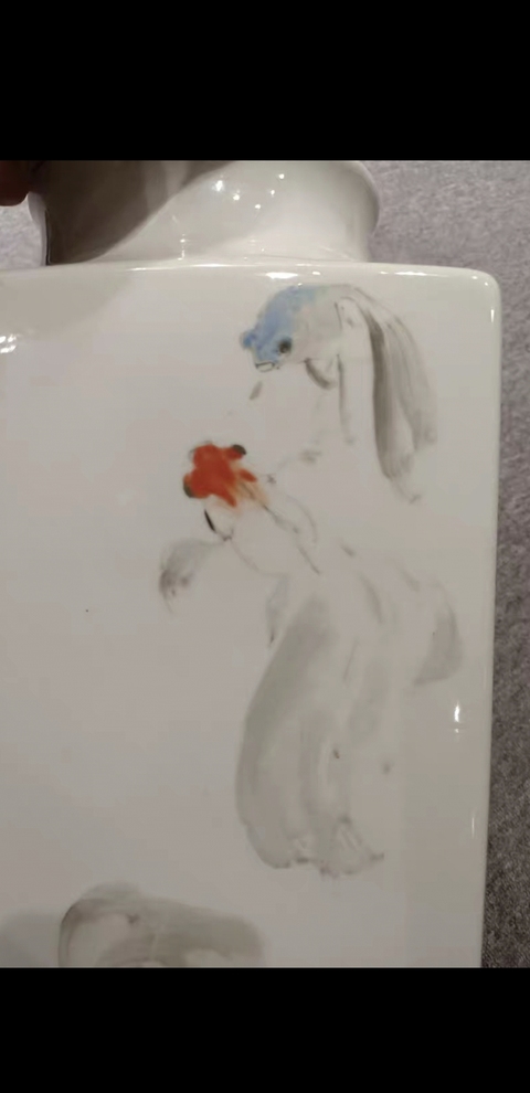 古玩陶瓷粉彩金魚四方琮式瓶真品鑒賞圖