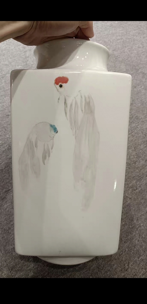 古玩陶瓷粉彩金魚四方琮式瓶真品鑒賞圖