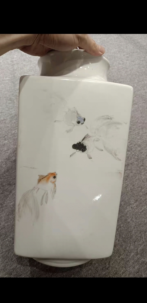 古玩陶瓷粉彩金魚四方琮式瓶真品鑒賞圖