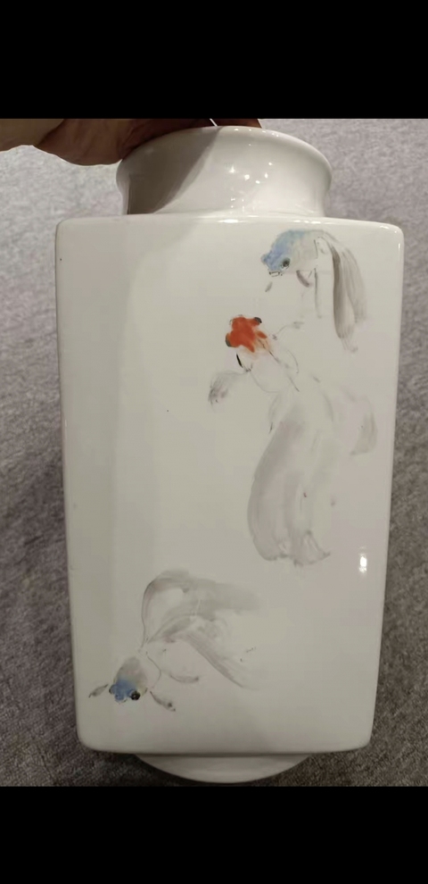 古玩陶瓷粉彩金魚四方琮式瓶真品鑒賞圖