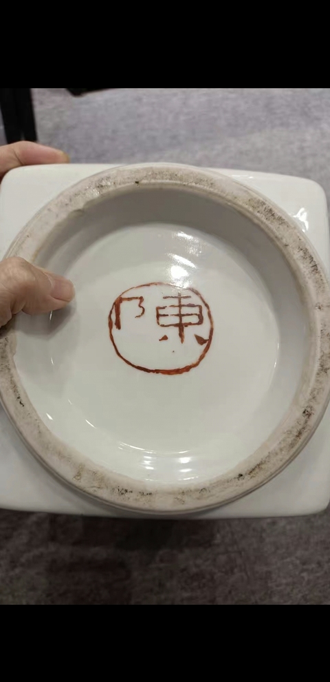 古玩陶瓷粉彩金魚四方琮式瓶真品鑒賞圖