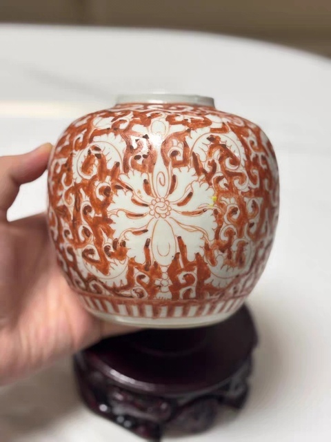 古玩陶瓷花卉紋礬紅罐真品鑒賞圖