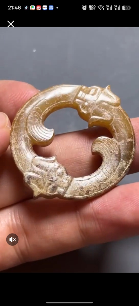 古玩玉器做舊仿古“咬尾龍佩”真品鑒賞圖