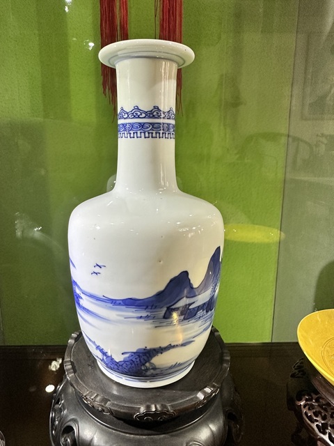 古玩陶瓷人物山水青花瓶真品鑒賞圖