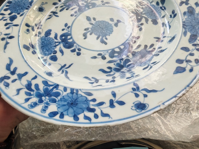 古玩陶瓷景德鎮青花花卉折沿盤真品鑒賞圖