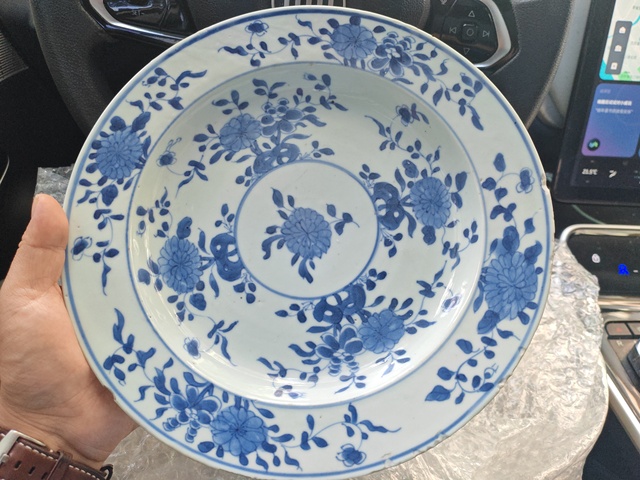 古玩陶瓷景德鎮青花花卉折沿盤真品鑒賞圖