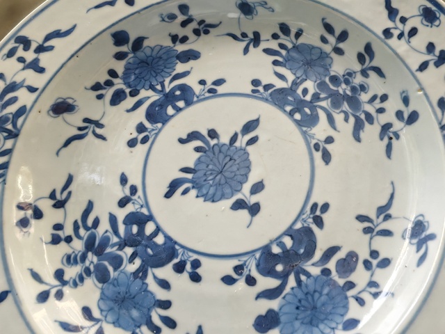 古玩陶瓷景德鎮青花花卉折沿盤真品鑒賞圖