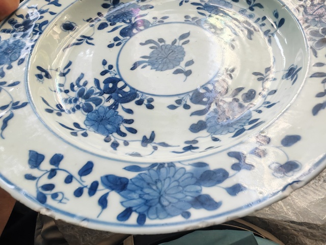 古玩陶瓷景德鎮青花花卉折沿盤真品鑒賞圖