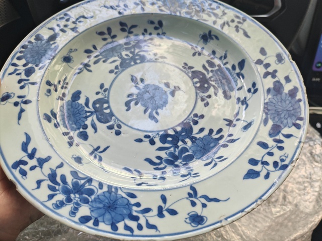 古玩陶瓷景德鎮青花花卉折沿盤真品鑒賞圖