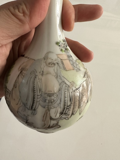 古玩陶瓷光緒淺絳彩人物紋瓜棱蒜頭瓶真品鑒賞圖