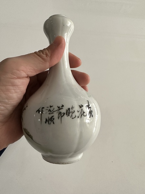 古玩陶瓷光緒淺絳彩人物紋瓜棱蒜頭瓶真品鑒賞圖