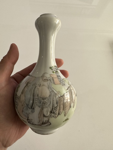 古玩陶瓷光緒淺絳彩人物紋瓜棱蒜頭瓶真品鑒賞圖