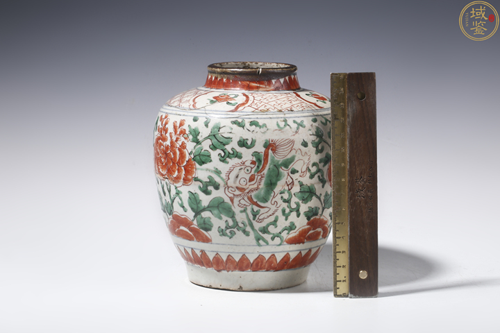 古玩陶瓷花間獅子紋紅綠彩罐真品鑒賞圖
