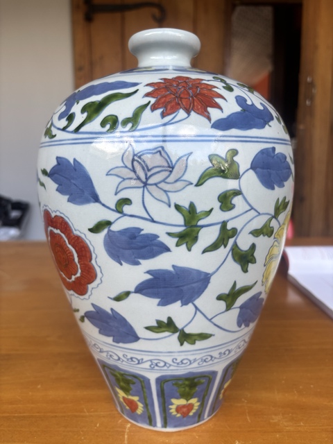 古玩陶瓷花卉紋斗彩梅瓶真品鑒賞圖