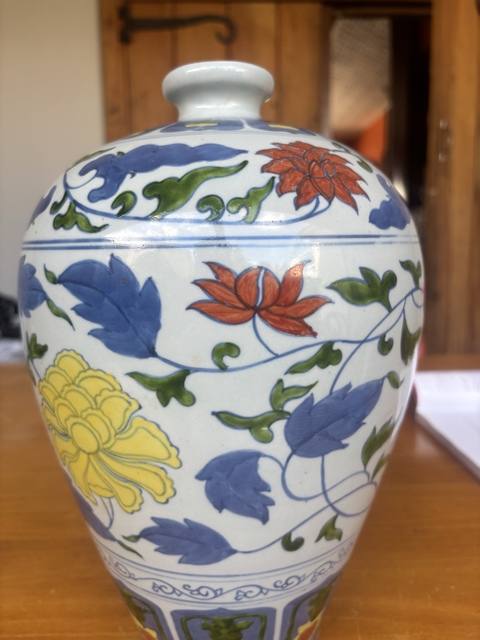 古玩陶瓷花卉紋斗彩梅瓶真品鑒賞圖