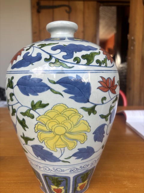 古玩陶瓷花卉紋斗彩梅瓶真品鑒賞圖
