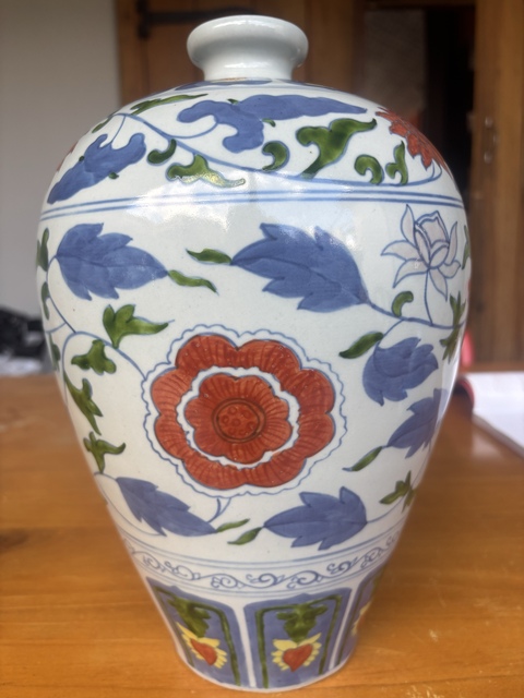 古玩陶瓷花卉紋斗彩梅瓶真品鑒賞圖