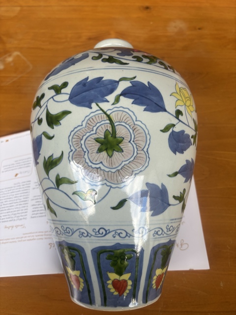 古玩陶瓷花卉紋斗彩梅瓶真品鑒賞圖