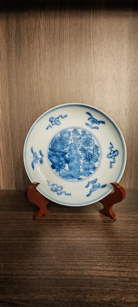 古玩陶瓷明代嘉萬時期  青花山石花卉紋盤拍賣，當前價格2600元