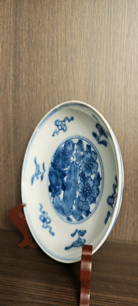 古玩陶瓷明代嘉萬時期  青花山石花卉紋盤拍賣，當前價格2600元