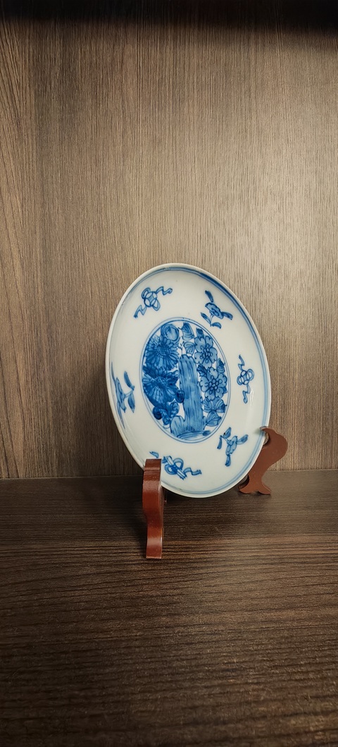 古玩陶瓷明代嘉萬時期  青花山石花卉紋盤拍賣，當前價格2600元