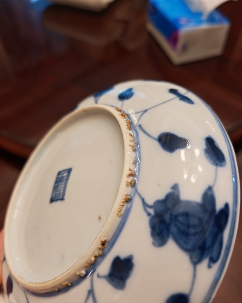 古玩陶瓷明代嘉萬時期  青花山石花卉紋盤拍賣，當前價格2600元