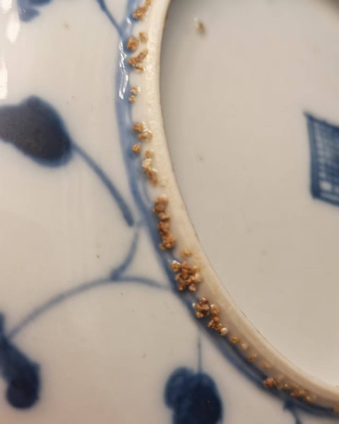 古玩陶瓷明代嘉萬時期  青花山石花卉紋盤拍賣，當前價格2600元