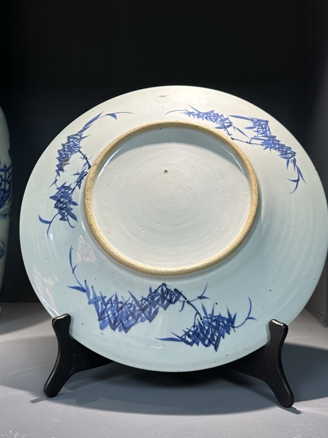 古玩陶瓷花間龍紋青花盤真品鑒賞圖