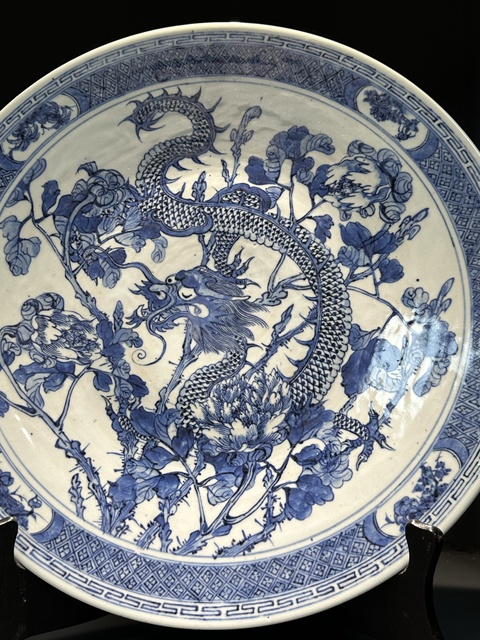 古玩陶瓷花間龍紋青花盤真品鑒賞圖