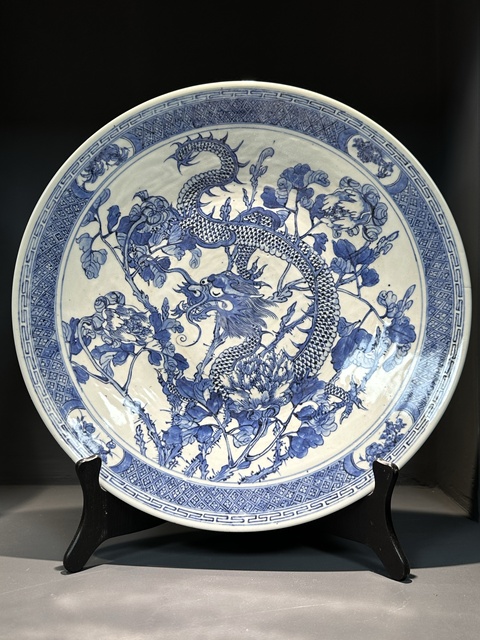 古玩陶瓷花間龍紋青花盤真品鑒賞圖