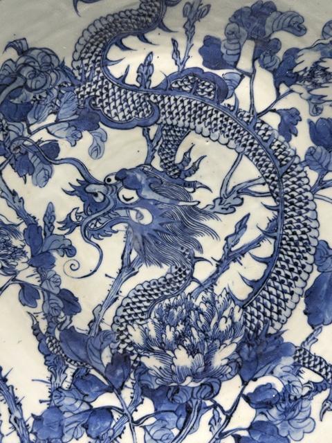 古玩陶瓷花間龍紋青花盤真品鑒賞圖