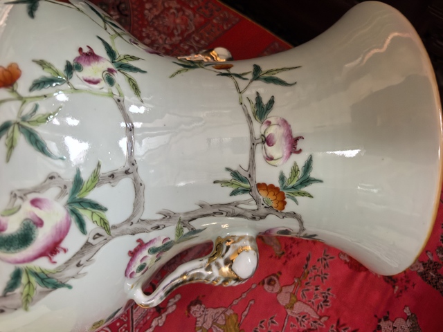 古玩陶瓷雙象鼻耳花卉紋粉彩瓶真品鑒賞圖