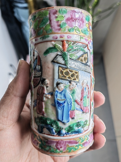 古玩陶瓷廣彩鏤空筆筒真品鑒賞圖