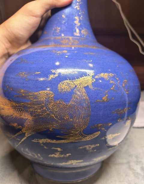 古玩陶瓷霽藍(lán)釉描金龍鳳紋賞瓶真品鑒賞圖