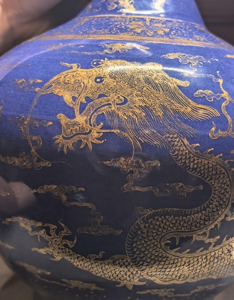 古玩陶瓷霽藍(lán)釉描金龍鳳紋賞瓶真品鑒賞圖